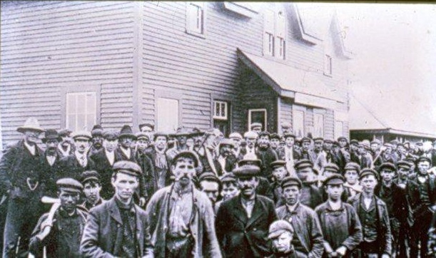 Mill workers at station 1906